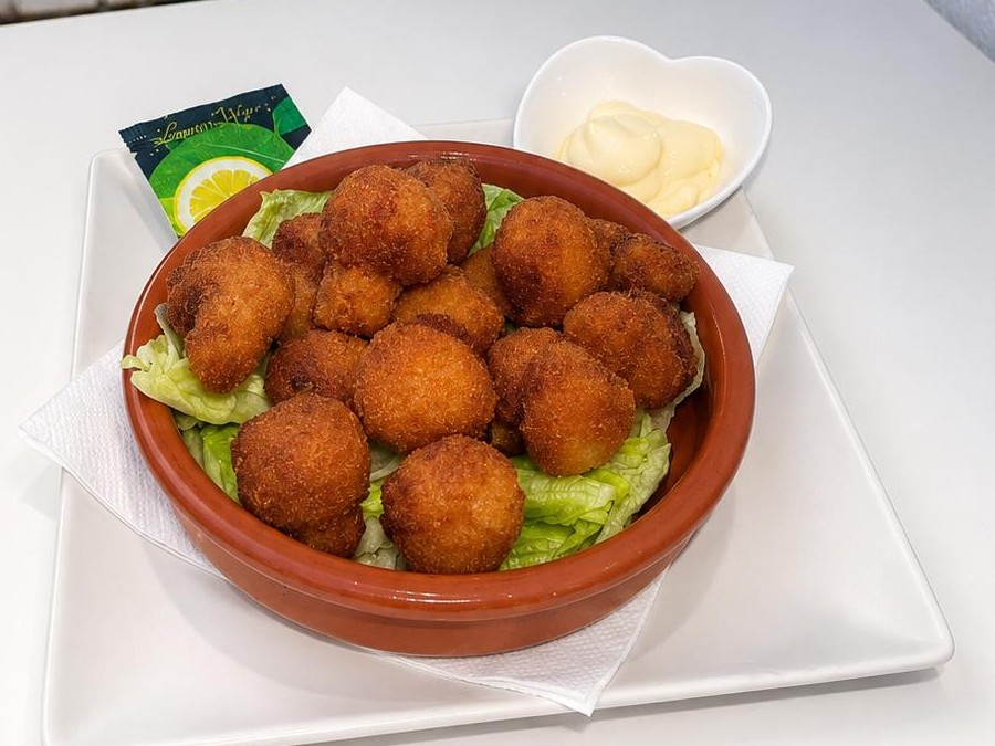 Breaded mushrooms with garlic mayo dip