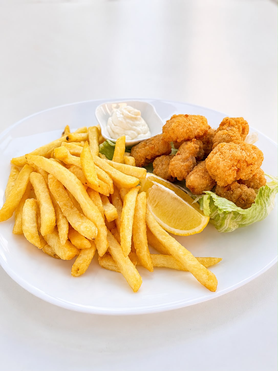 Scampi with chips, lemon and tartare sauce